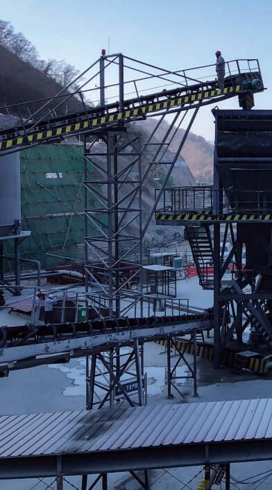 Portable Material Handling Transport Conveyor System Tilt Angle 9-22Mobile Belt Conveyor for Short Distance Transportation