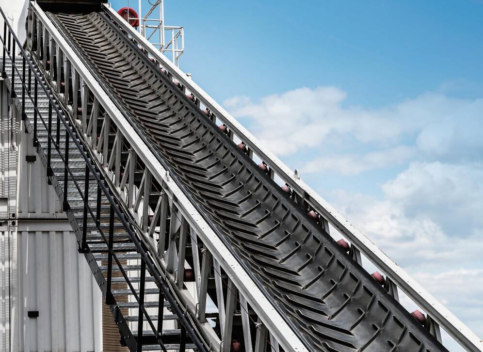 Large Conveying Capacity High Angle Edge Belt Conveyor Adapt -25C to 40C Material Handling Transport Conveyor with Long Life